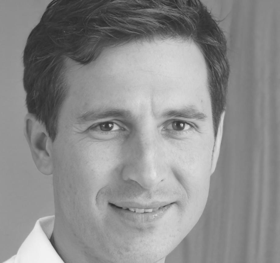Portrait du Dr Marc Rousseau, spécialiste en psychologie cognitive