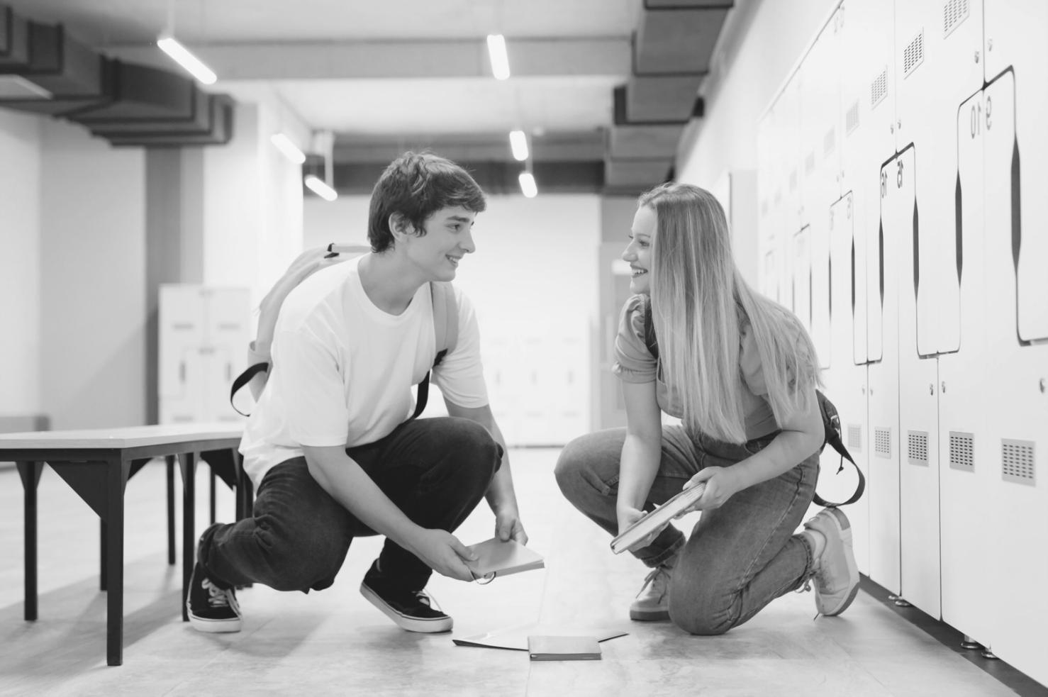 Groupe d'étudiants participant à un atelier de mémorisation dans une salle lumineuse