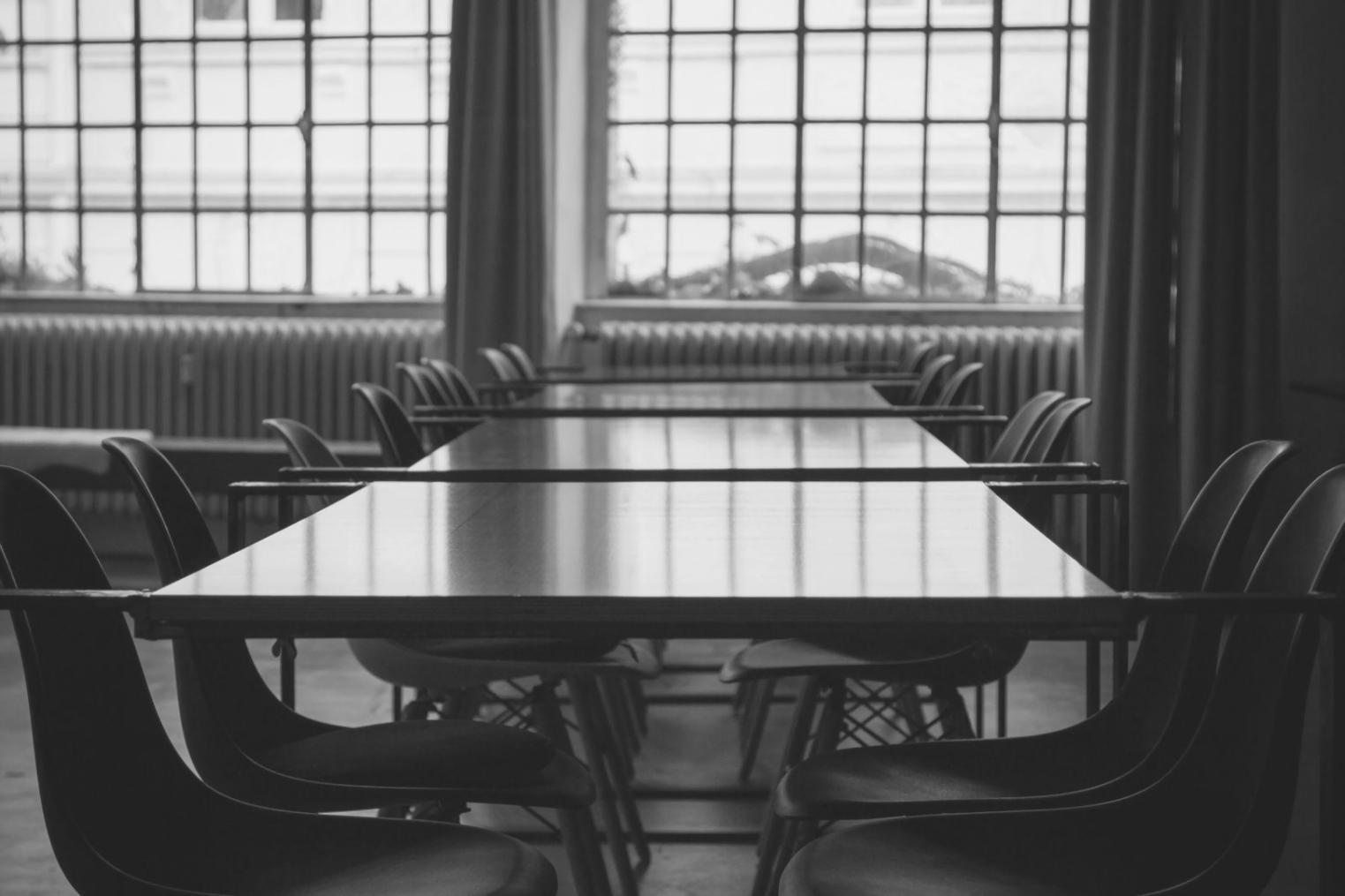 Étudiant appliquant les techniques de mémorisation dans un environnement d'apprentissage